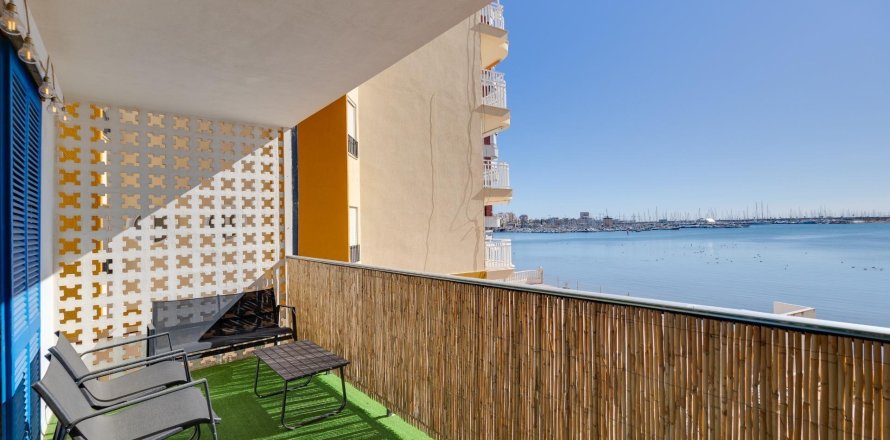 Apartment in Torrevieja, Alicante, Spain 2 bedrooms, 77 sq.m. No. 193744