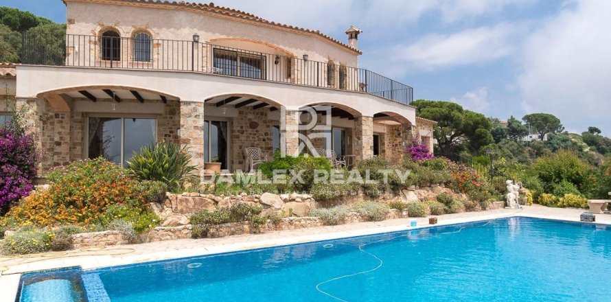 Villa a Platja D'aro, Girona, Spagna 5 camere da letto, 425 mq. N° 176738