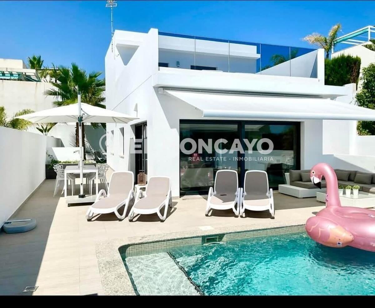 Villa a San Fulgencio, Alicante, Spagna 3 camere da letto, 266 mq. N° 149077