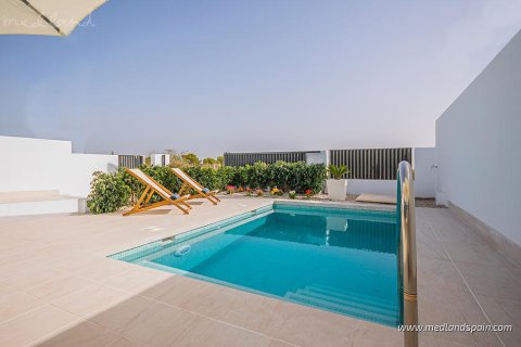 Casa adosada en venta en Torrevieja, Alicante, España 3 dormitorios, 84 m2 No. 168573 - foto 2