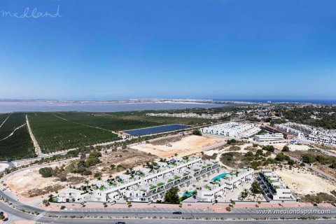 Casa adosada en venta en Torrevieja, Alicante, España 3 dormitorios, 84 m2 No. 168573 - foto 4