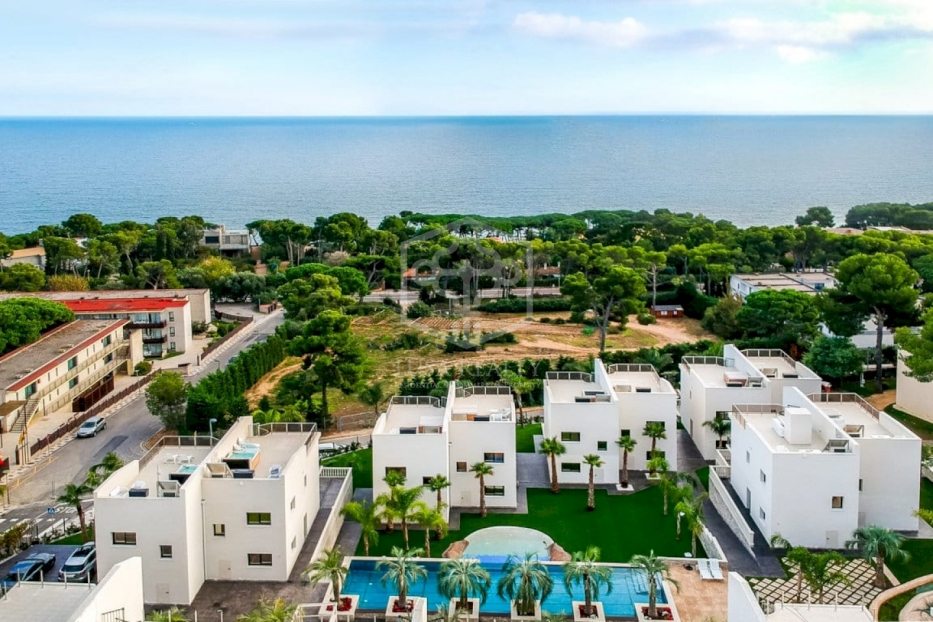 Commercial property à Platja D'aro, Girona, Espagne 4000 m2 No. 78249