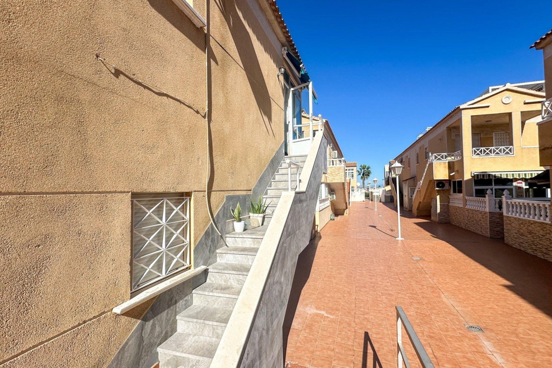Bungalow à Torrevieja, Alicante, Espagne 2 chambres, 56 m2 No. 164675
