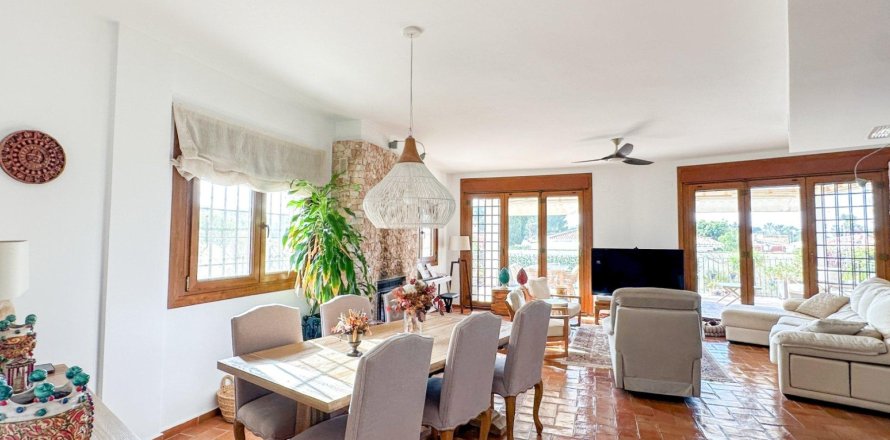 Villa in Campoamor, Alicante, Spain 7 bedrooms, 450 sq.m. No. 164676