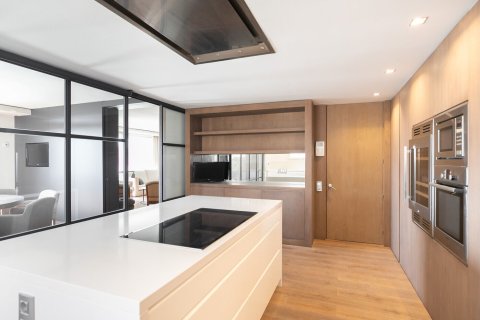 Apartament w Barcelona, Hiszpania 4 sypialnie, nr 141031 – zdjęcie 9