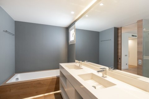 Apartament w Barcelona, Hiszpania 4 sypialnie, nr 141031 – zdjęcie 16