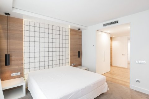 Apartament w Barcelona, Hiszpania 4 sypialnie, nr 141031 – zdjęcie 13