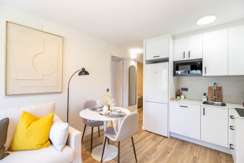 Apartamento en venta en Barcelona, España 2 dormitorios, No. 141027 - foto 3