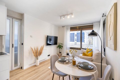 Apartamento en venta en Barcelona, España 2 dormitorios, No. 141027 - foto 2