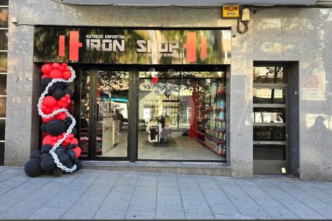 Tienda al por menor en Barcelona, España 77 m2 No. 154875