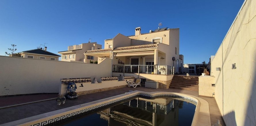 Casa Torrevieja, Alicante, Spagna 5 camere da letto, 290 mq. N° 113224