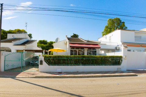 Villa for sale in Torrevieja, Alicante, Spain 2 bedrooms, 69 sq.m. No. 140467 - photo 1