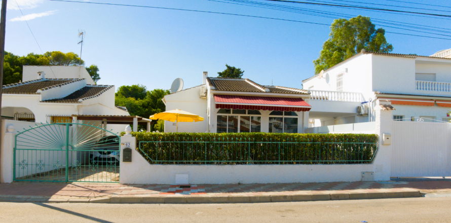 Villa in Torrevieja, Alicante, Spain 2 bedrooms, 69 sq.m. No. 140467