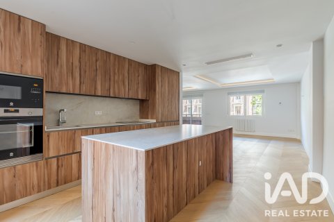 Продажа квартиры в Мадрид, Испания 3 спальни, 218м2 №188069 - фото 1