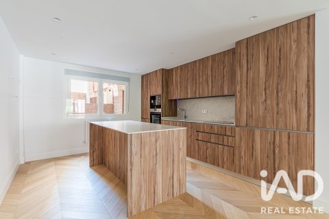 Продажа квартиры в Мадрид, Испания 3 спальни, 218м2 №188069 - фото 2