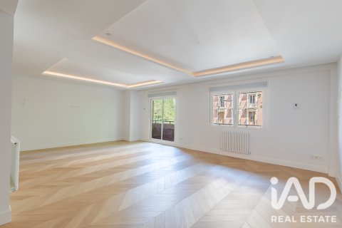 Продажа квартиры в Мадрид, Испания 3 спальни, 218м2 №188069 - фото 7