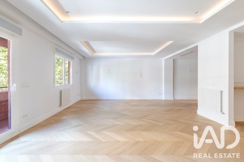 Продажа квартиры в Мадрид, Испания 3 спальни, 218м2 №188069 - фото 5