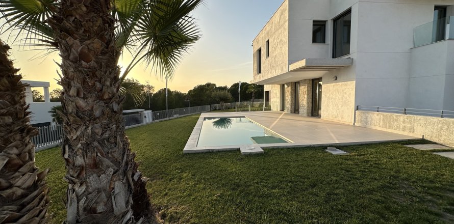 Villa in Benidorm, Alicante, Spain 4 bedrooms, 244 sq.m. No. 136880