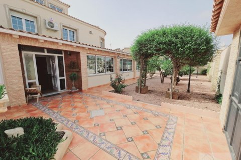 Huvila myytävänä Torrevieja, Alicante, Espanja, 5 makuuhuonetta, 230 m2 No. 139375 - kuva 4