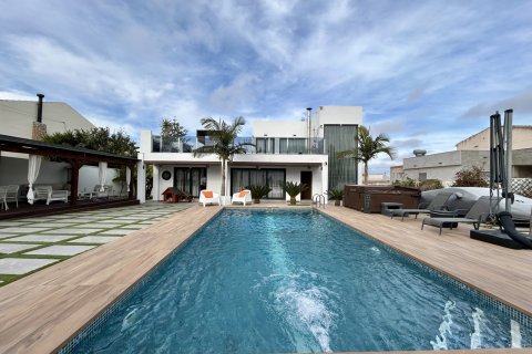 Villa till salu i Los Balcones, Alicante, Spanien 3 sovrum, 241 kvm. Nr. 139375 - foto 2