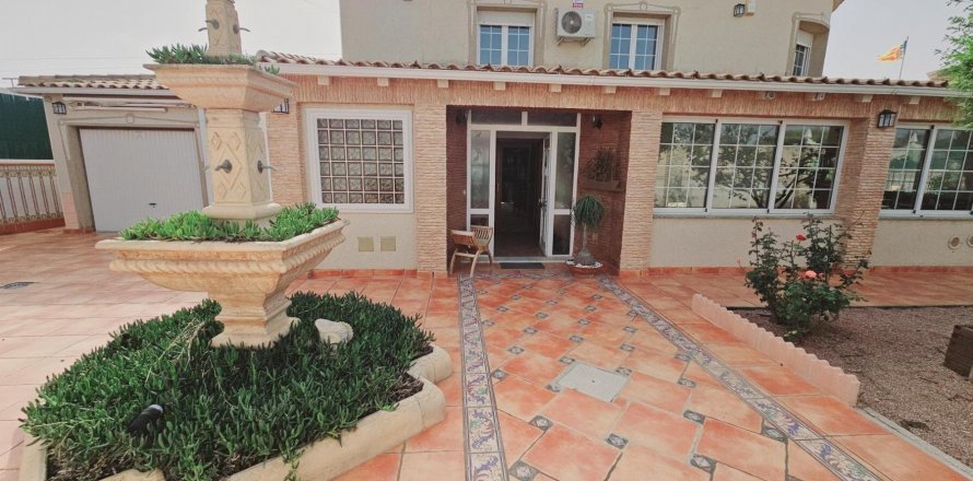 Villa Torrevieja, Alicante, Spanien 5 sovrum, 230 kvm. Nr. 139375
