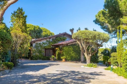 House for sale in Cabrera de Mar, Barcelona, Spain 6 bedrooms, 698 sq.m. No. 177831 - photo 5