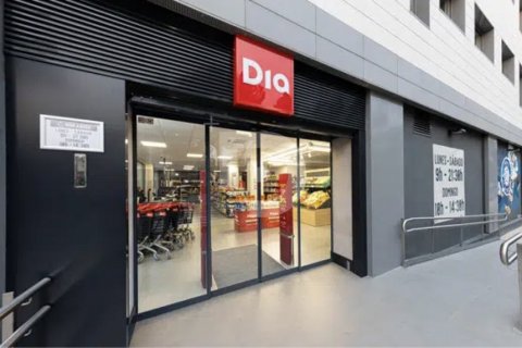 Retail store en Espagne 975 m2 No. 151935