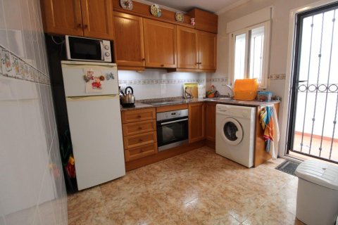 Radhus till salu Torrevieja, Alicante, Spanien 2 sovrum, 80 kvm. Nr. 139562 - foto 13