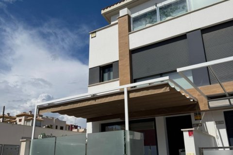 Casa adosada en venta Guardamar del Segura, Alicante, España 3 dormitorios, 120 m2 No. 138405 - foto 1