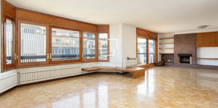Takvåning i Barcelona, Spanien 6 sovrum, 250 kvm. Nr. 150449