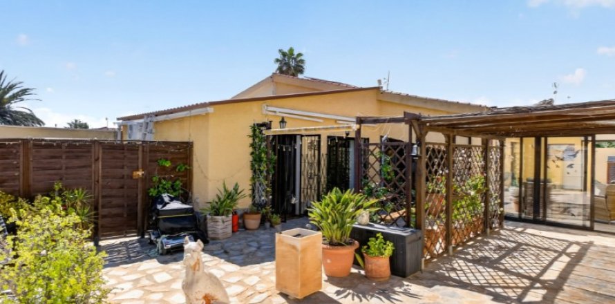 Villa in Torrevieja, Alicante, Spain 3 bedrooms, 109 sq.m. No. 189334