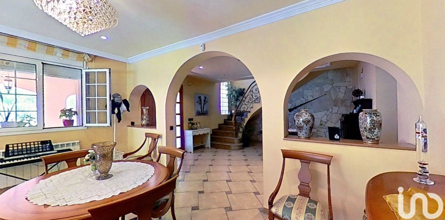 Hus i Valls, Tarragona, Spanien 5 sovrum, 509 kvm. Nr. 153941