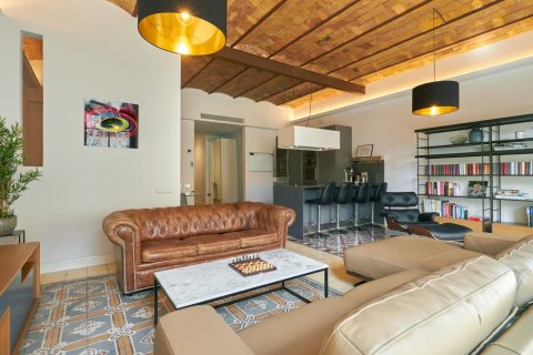 Apartamento en venta en Barcelona, España 3 dormitorios, No. 140982 - foto 2