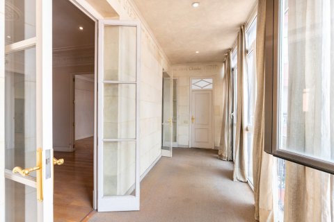 Apartamento en venta en Barcelona, España 4 dormitorios, No. 140985 - foto 8