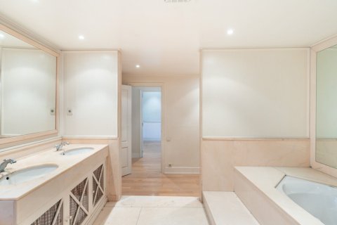 Apartamento en venta en Barcelona, España 4 dormitorios, No. 140985 - foto 13