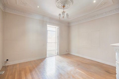 Apartamento en venta en Barcelona, España 4 dormitorios, No. 140985 - foto 5