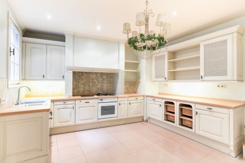 Apartamento en venta en Barcelona, España 4 dormitorios, No. 140985 - foto 9