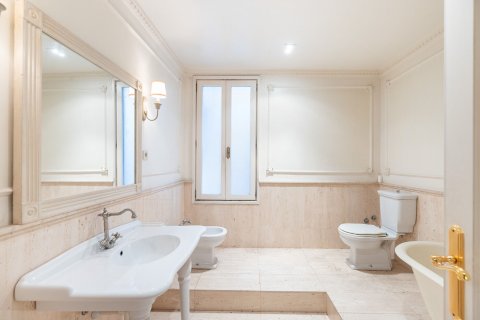 Apartamento en venta en Barcelona, España 4 dormitorios, No. 140985 - foto 14