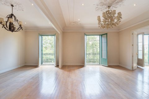 Apartamento en venta en Barcelona, España 4 dormitorios, No. 140985 - foto 1