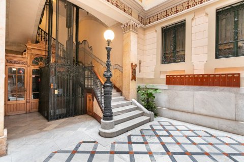 Apartamento en venta en Barcelona, España 4 dormitorios, No. 140985 - foto 15