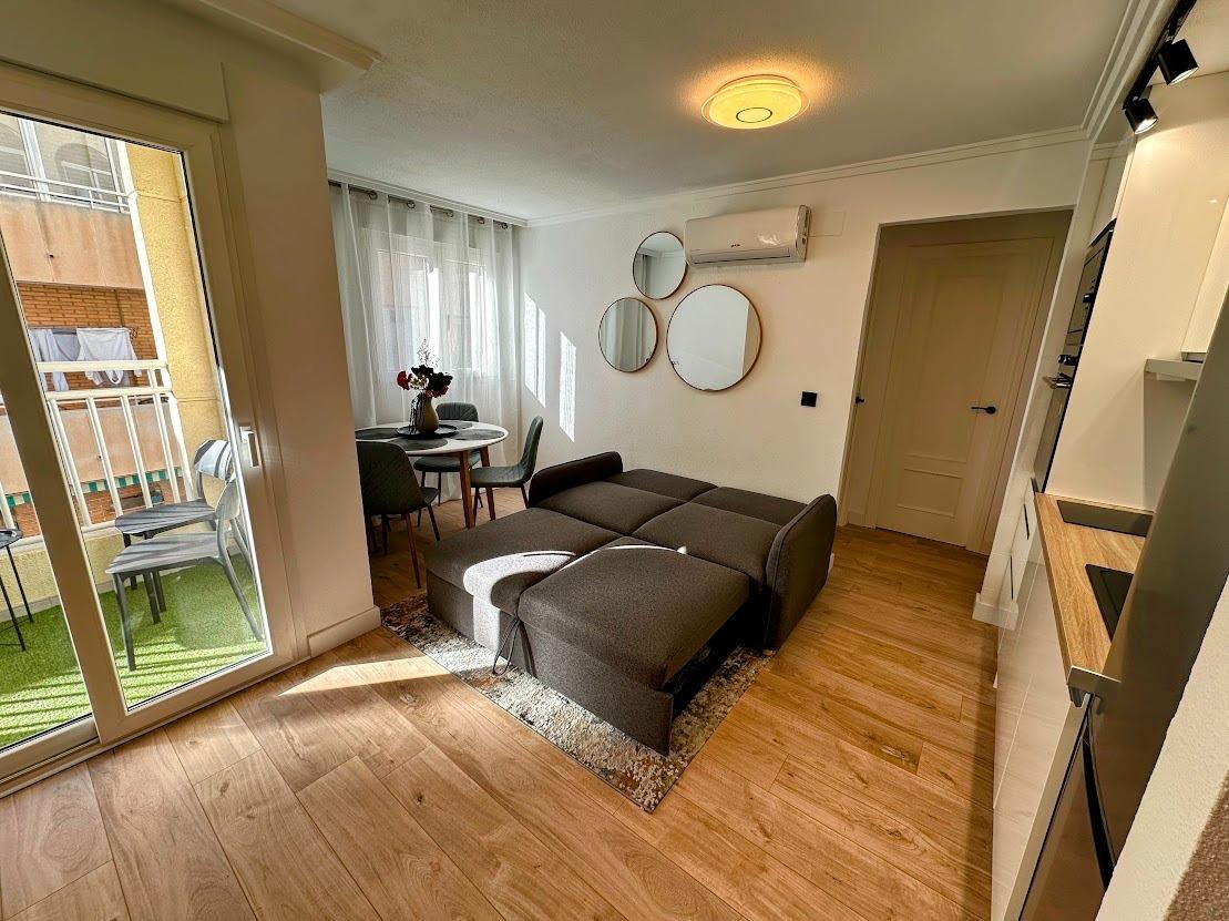 Apartment in Torrevieja, Alicante, Spain 2 bedrooms, 56 sq.m. No. 182884