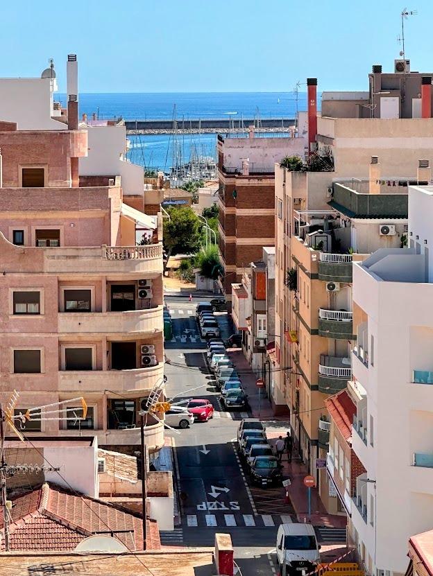 Apartment in Torrevieja, Alicante, Spain 2 bedrooms, 56 sq.m. No. 182884