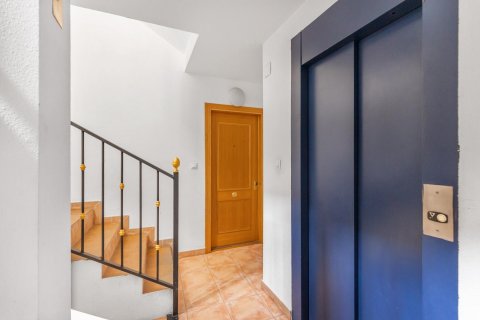 Apartment à vendre à Torrevieja, Alicante, Espagne, 4 chambres,  No. 147643 - photo 2