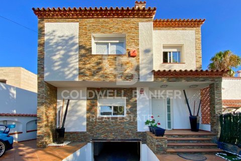 Villa for sale in Empuriabrava, Girona, Spain 4 bedrooms, 370 sq.m. No. 160297 - photo 3