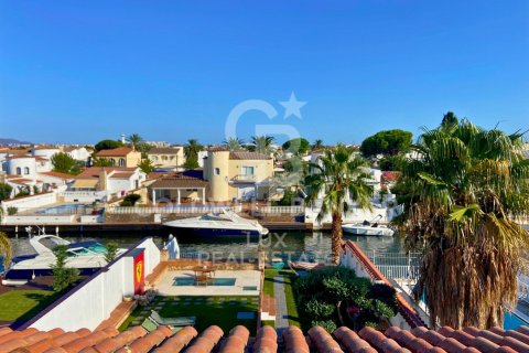 Villa for sale in Empuriabrava, Girona, Spain 4 bedrooms, 370 sq.m. No. 160297 - photo 8