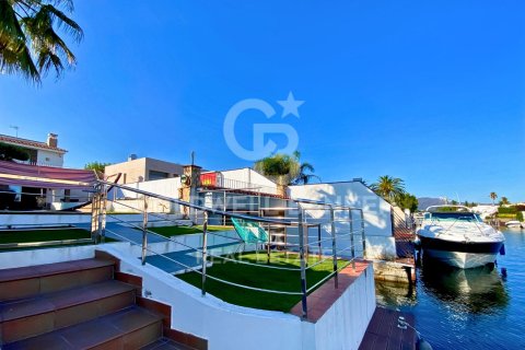 Villa for sale in Empuriabrava, Girona, Spain 4 bedrooms, 370 sq.m. No. 160297 - photo 13