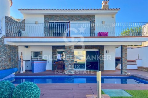 Villa for sale in Empuriabrava, Girona, Spain 4 bedrooms, 370 sq.m. No. 160297 - photo 4
