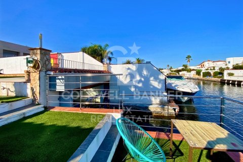 Villa for sale in Empuriabrava, Girona, Spain 4 bedrooms, 370 sq.m. No. 160297 - photo 15
