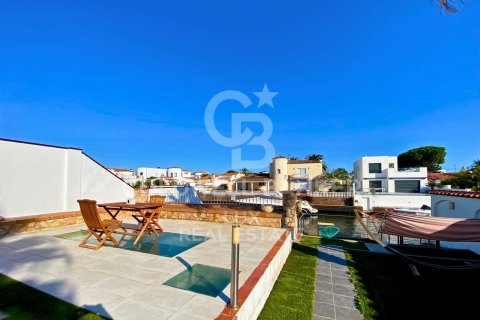 Villa for sale in Empuriabrava, Girona, Spain 4 bedrooms, 370 sq.m. No. 160297 - photo 7