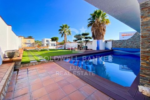 Villa for sale in Empuriabrava, Girona, Spain 4 bedrooms, 370 sq.m. No. 160297 - photo 12